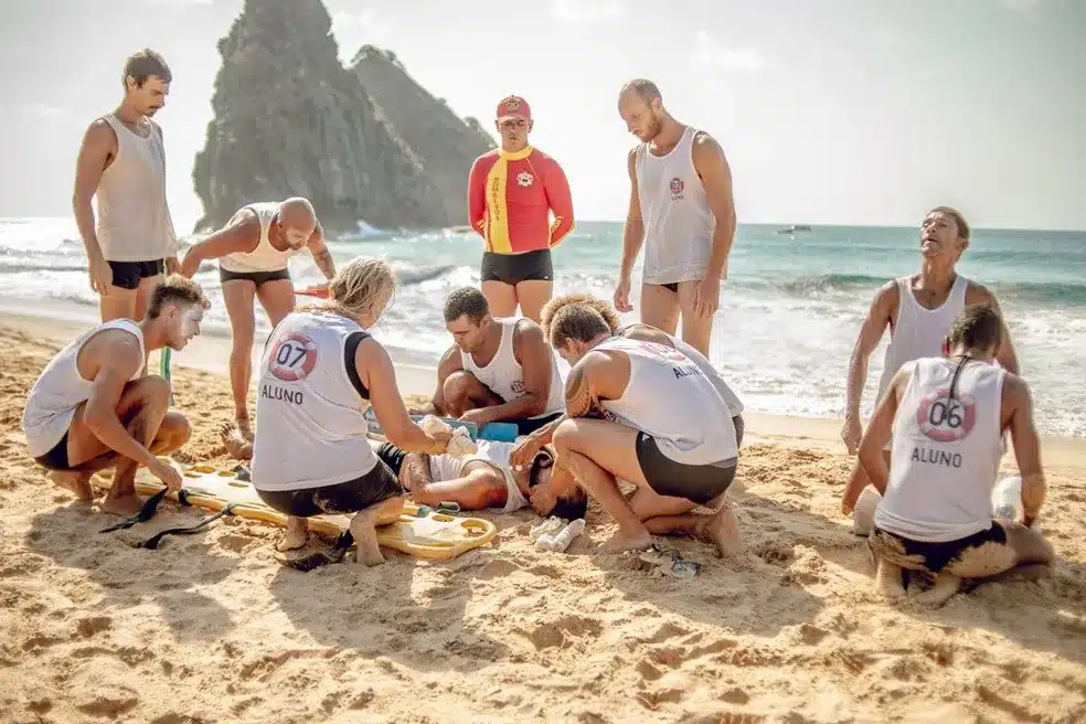 Agentes recebem treinamento do Corpo de Bombeiros em Fernando de Noronha.