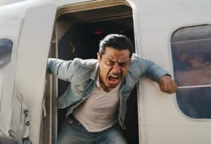 Passageiro tenta abrir porta de avião