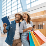 Casal sorrindo com sacolas de compras no aeroporto de Belo Horizonte (BH Airport)