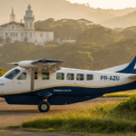 Aeronave da Azul Conecta em pista regional mineira com passageira embarcando e arquitetura colonial ao fundo