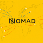 Nomad Smiles Azul Fidelidade Logo Nomad sobre mapa-múndi com rotas de viagem azuis e laranjas para destinos globais