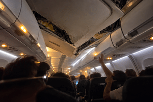 Teto de avião cai sobre passageiros em voo no Irã